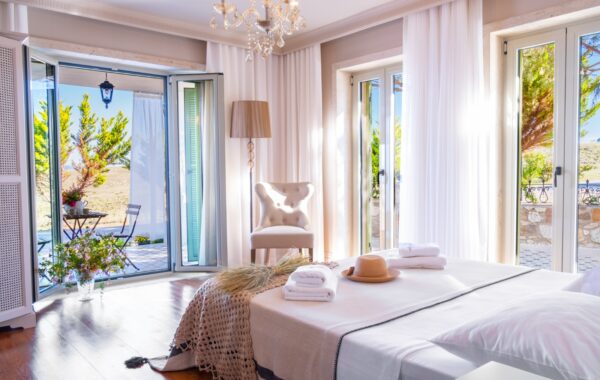 Deluxe 1 Nolu Deniz Manzaralı Teraslı Üç Kişilik Oda